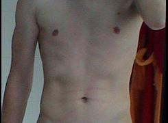 S��er Swinger Nachbar Junge - Ich bin dein junger, wilder Nachbar, der neu eingezogen ist. Du solltest mich mal besuchen kommen und mich n�her kennenlernen. Ich muss aber sagen, ich trainiere viel freiz�gig und spiele gern! ;-) Auf gute Nachbarschaft!